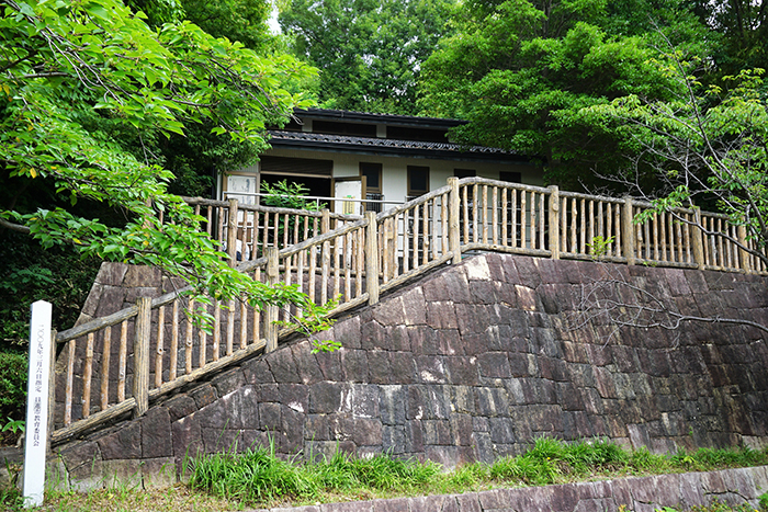 香久山古窯の遺構を保護するすずかぜ公園内の建物