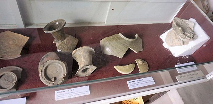 市内の古窯で発見された灰釉陶器、須恵器なども展示され、手に取って見ることができる