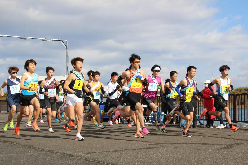 合図とともに一斉に走り出す選手たち