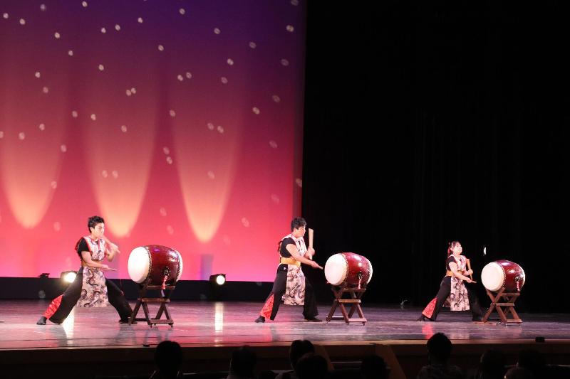 和太鼓 龍桜流 朱美鳥の皆さん。バチを投げ上げたり、回転しながらの曲打ちを披露しました。