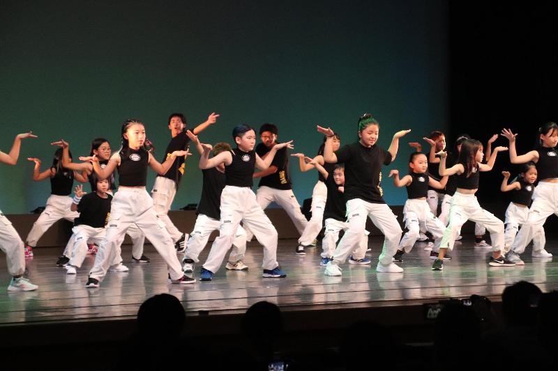 Let's ストリートダンスの皆さん。軽快なキレのある動きで元気よく踊りきりました。