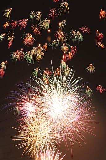 2,000発の花火が夏の夜空を彩りました