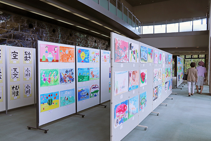 子どもアート展に応募された色とりどりの作品