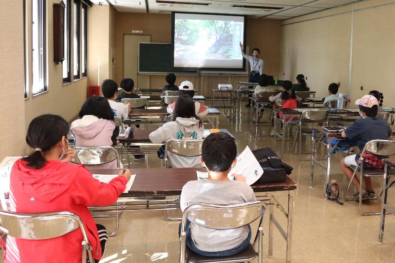 座学で岩崎城の歴史や特徴を学びます
