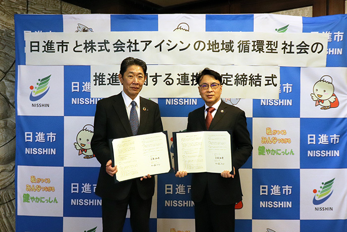 協定書を手にする近藤市長（右）と加藤大介バイスプレジデント（左）