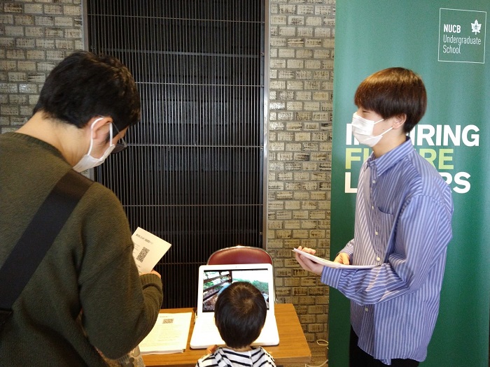 さまざまな企業のSDGsの取り組みを伝える名古屋商科大学商学部の学生