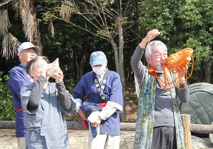 岩崎保存会によるほら貝の演奏