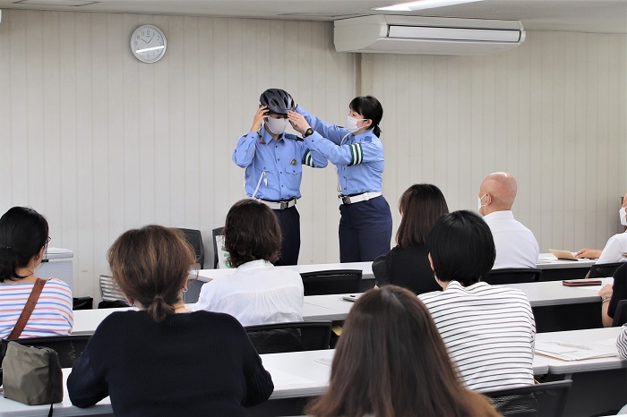 ヘルメットをかぶる様子の写真