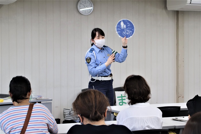 歩行者自転車専用の標識を見せている写真