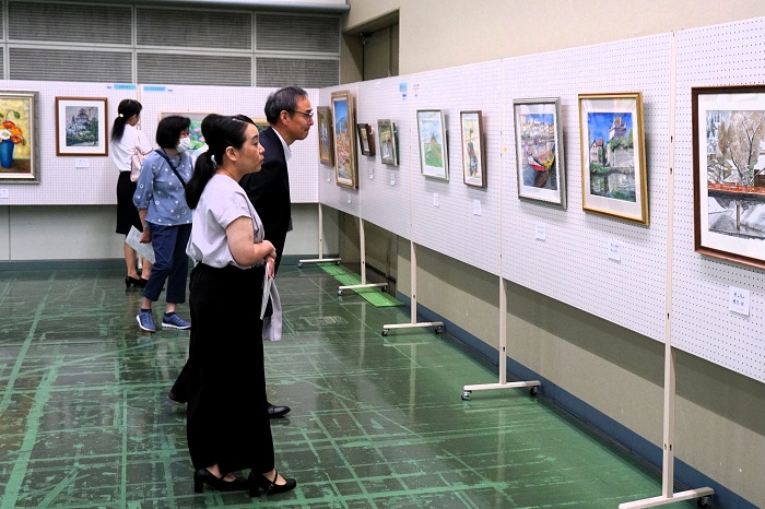 絵画を鑑賞する人たちの写真その1