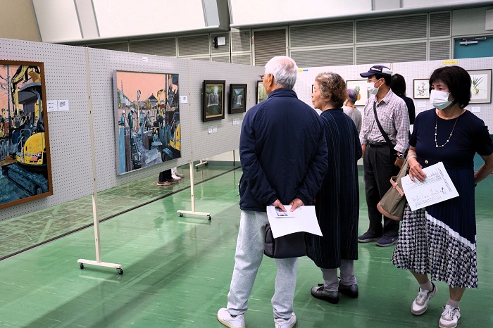 絵画を鑑賞する人たちの写真その2