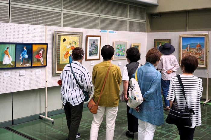 絵画を鑑賞する人たちの写真その3