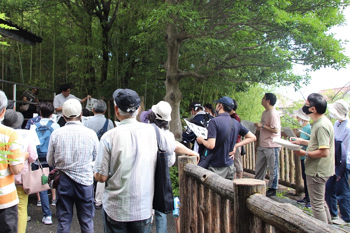 屋外に人がたくさん集まっている写真