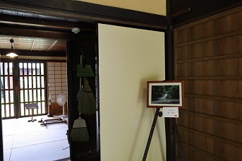 部屋の中に写真作品が展示されている写真