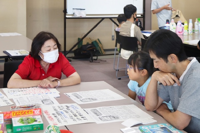 担当者と親子が話している写真