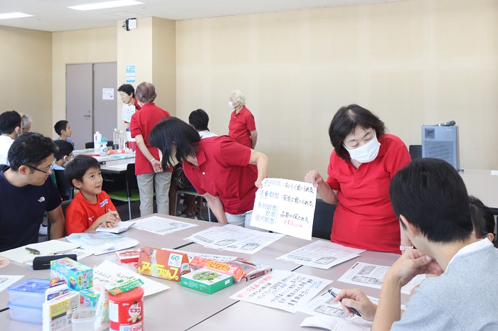 担当者が親子に話しかけている写真