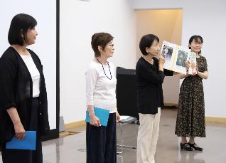 グループで朗読をしている写真