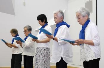 グループで発表をしている写真