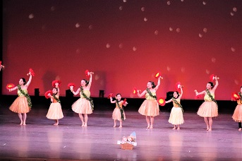 フラを踊るグループの写真