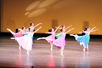 バレエを踊る写真