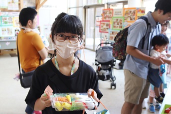 当たった景品を見せる子どもの写真