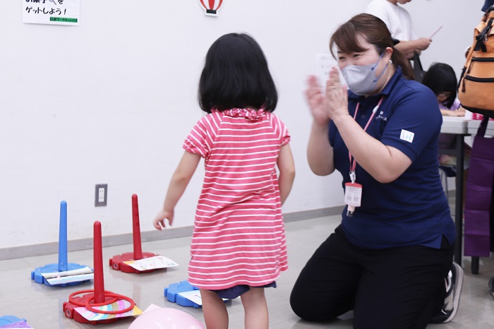 輪投げをする子供の写真