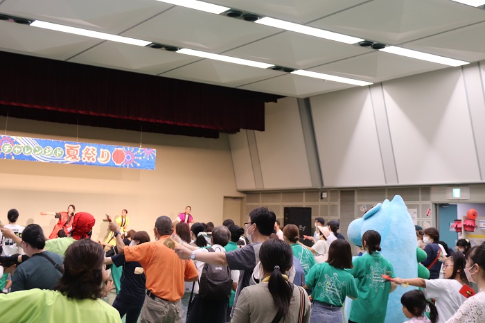 会場のみんなで鳴子踊りをする写真