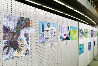 子どもが描いた絵が展示されている写真