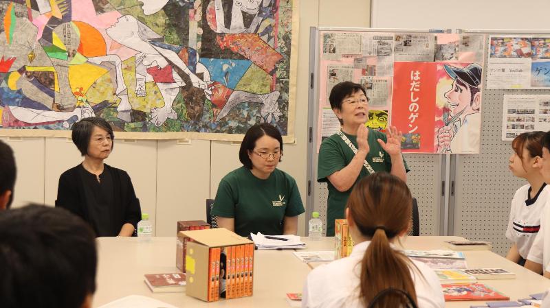交流会の様子。中央が映画「はだしのゲンが見たヒロシマ」監督の石田さん