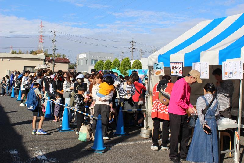 揚げパンの特別販売には行列ができました