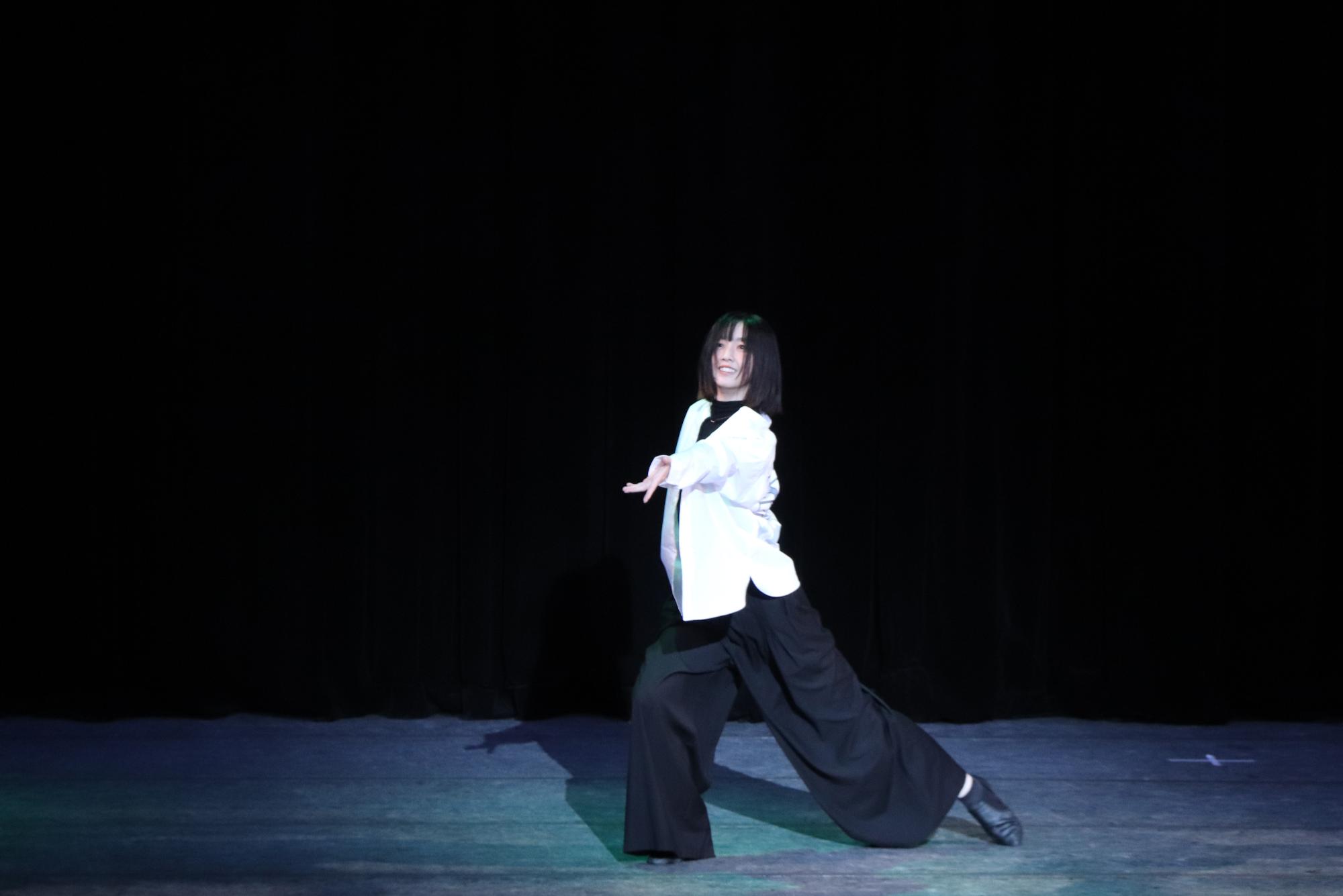 いろはれおさんがステージ上でダンスパフォーマンスを行う写真