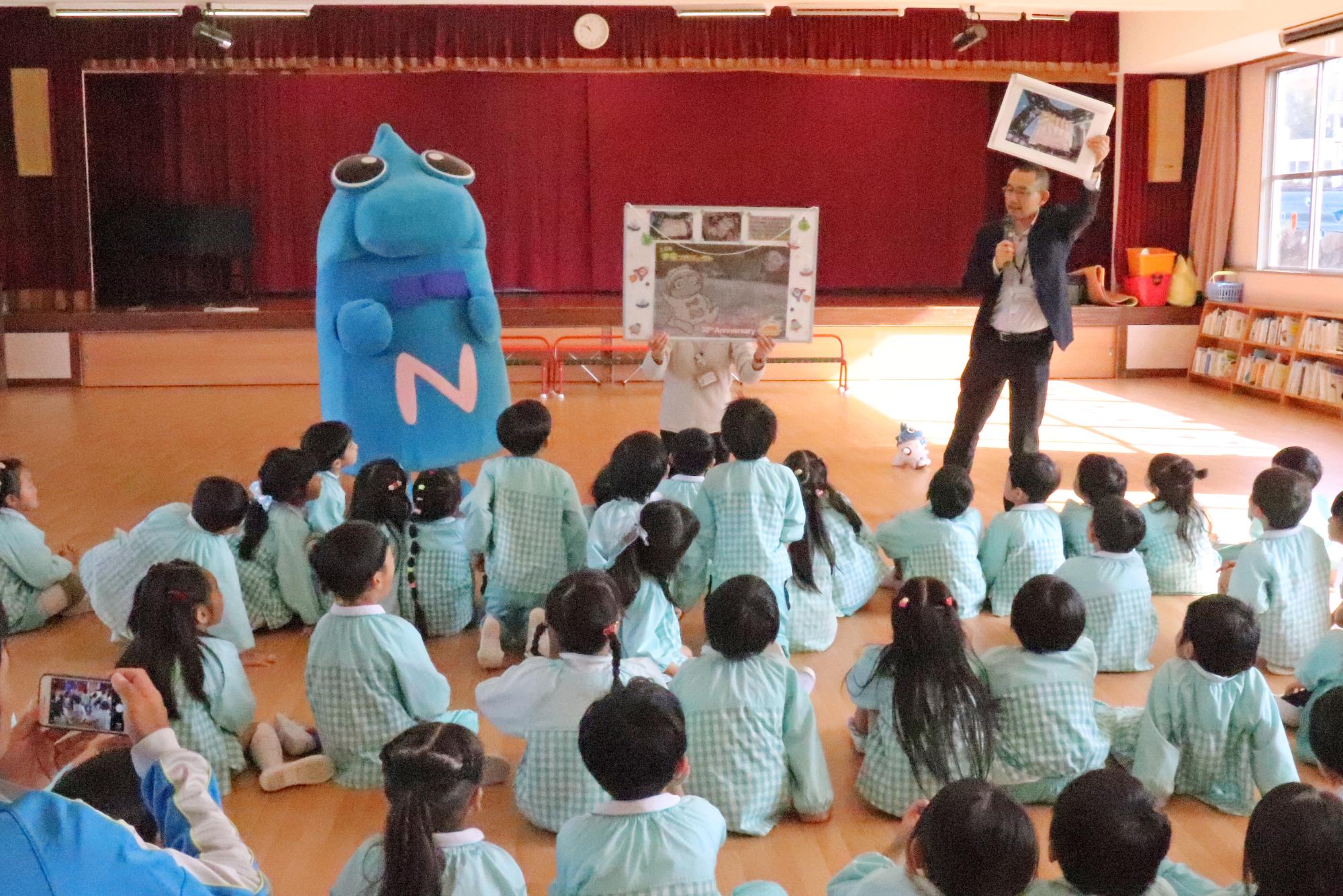 紙芝居を聞くこどもたちの写真