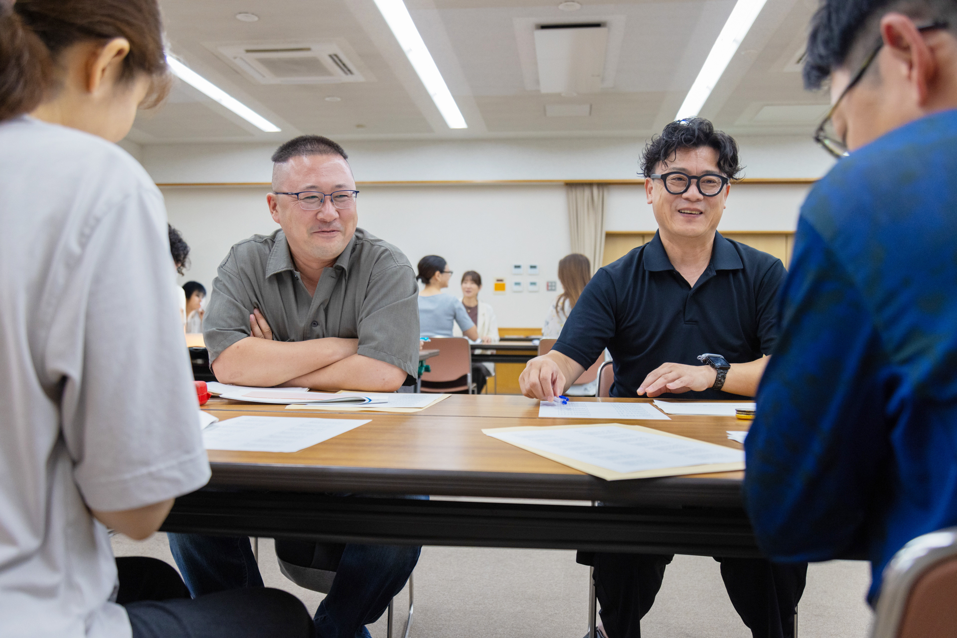 机を囲んで参加者同士で語り合う写真