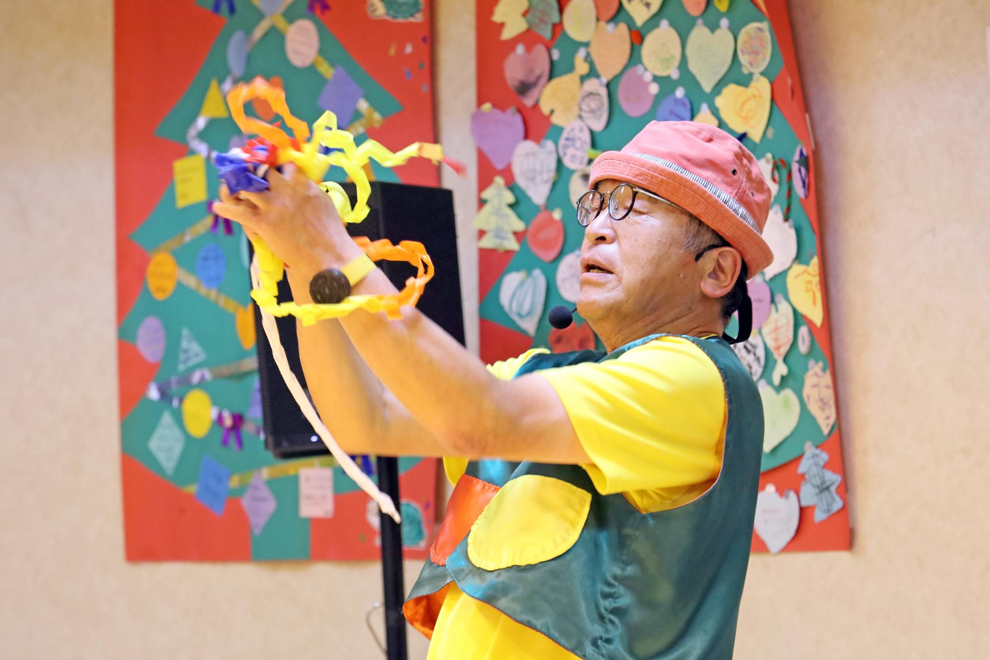 マジックショーを行う出演者の写真