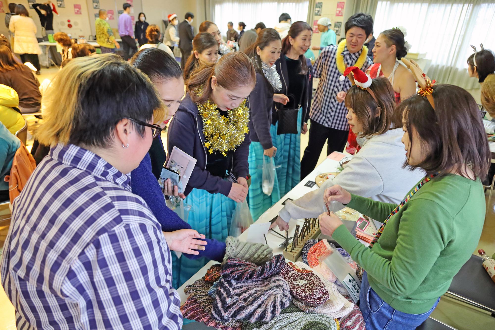 会場内で買い物を楽しむ出演者や来場者の写真