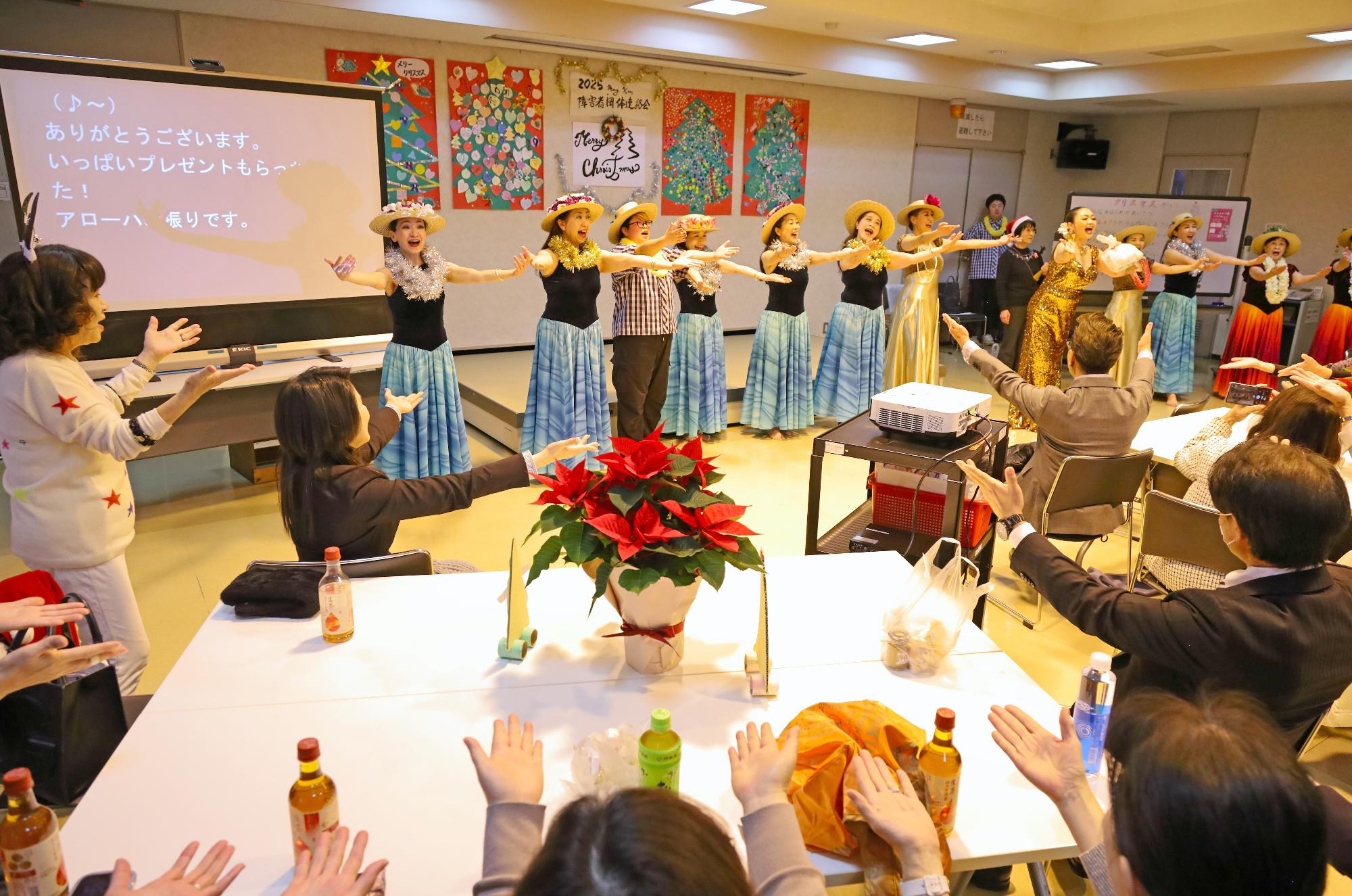 来場者全員でフラを踊っている写真