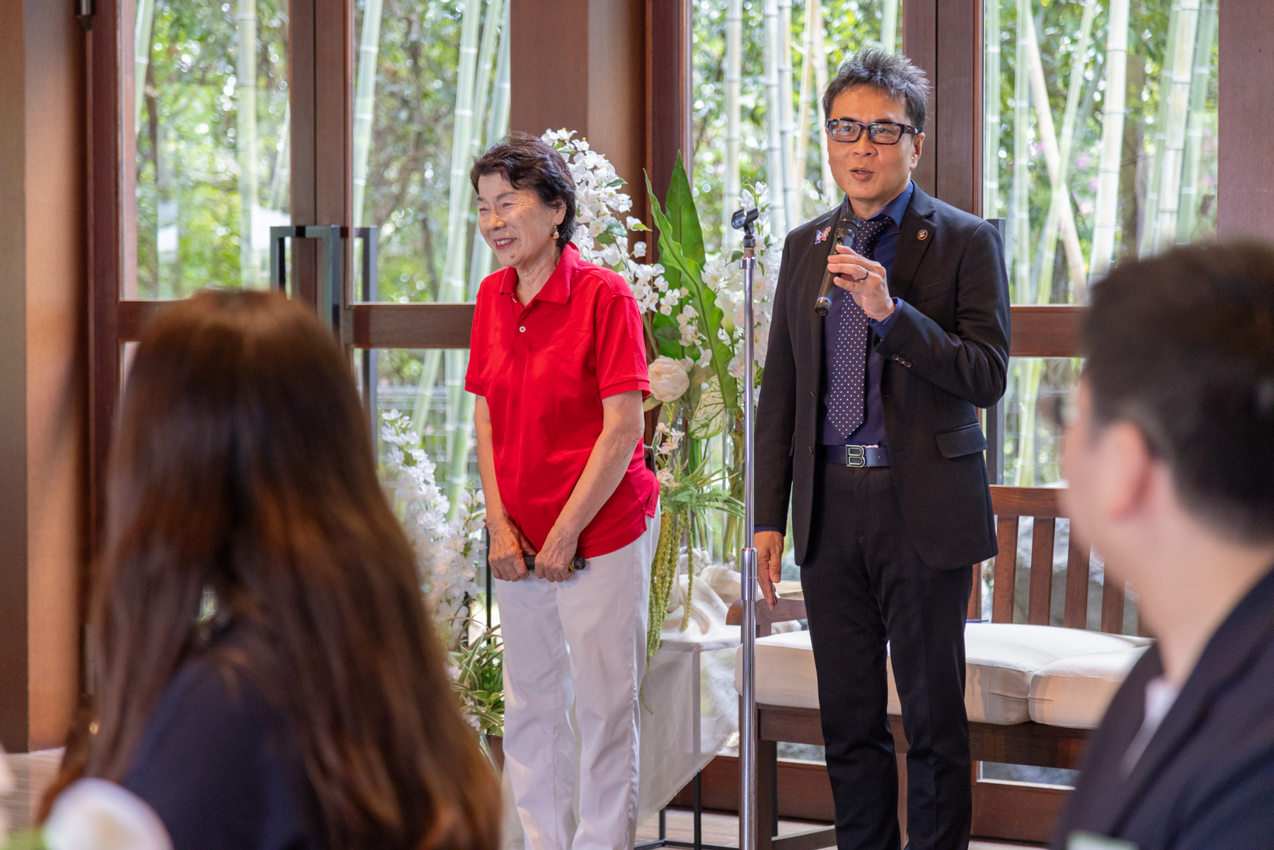 近藤市長と主催者の会長佐藤さんが参加者に向けて温かい言葉を贈っている様子の写真