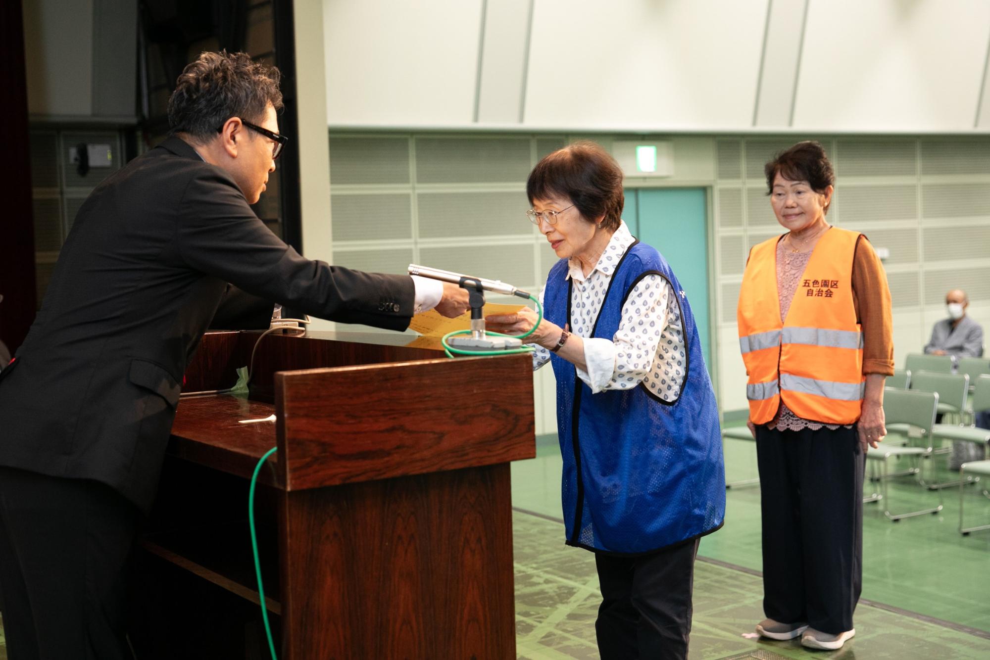 市長から賞状を受け取るの表彰者の写真