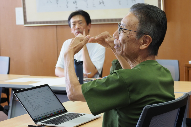 参加者に解説を行う講師の写真
