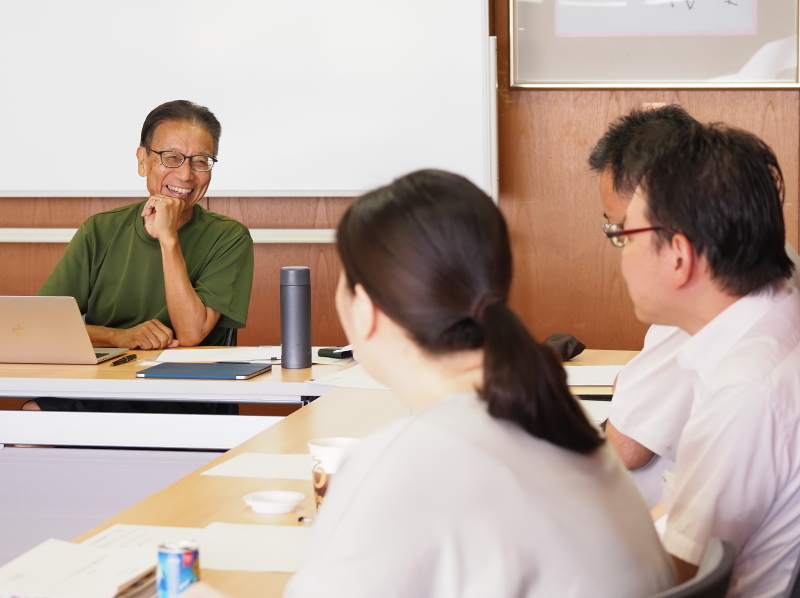 参加者と笑顔で話をする講師の写真