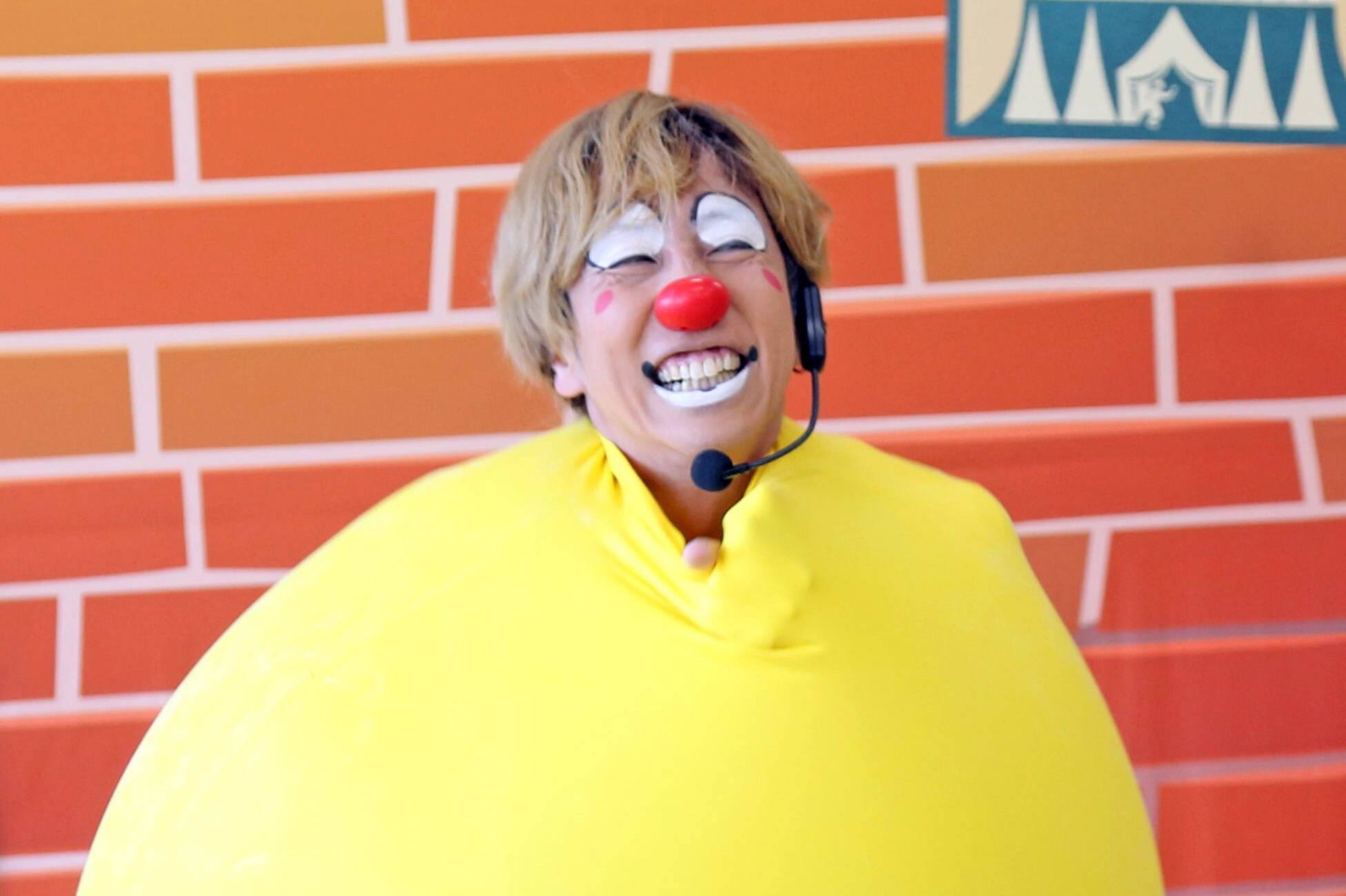 巨大な風船に入ったピエロの写真