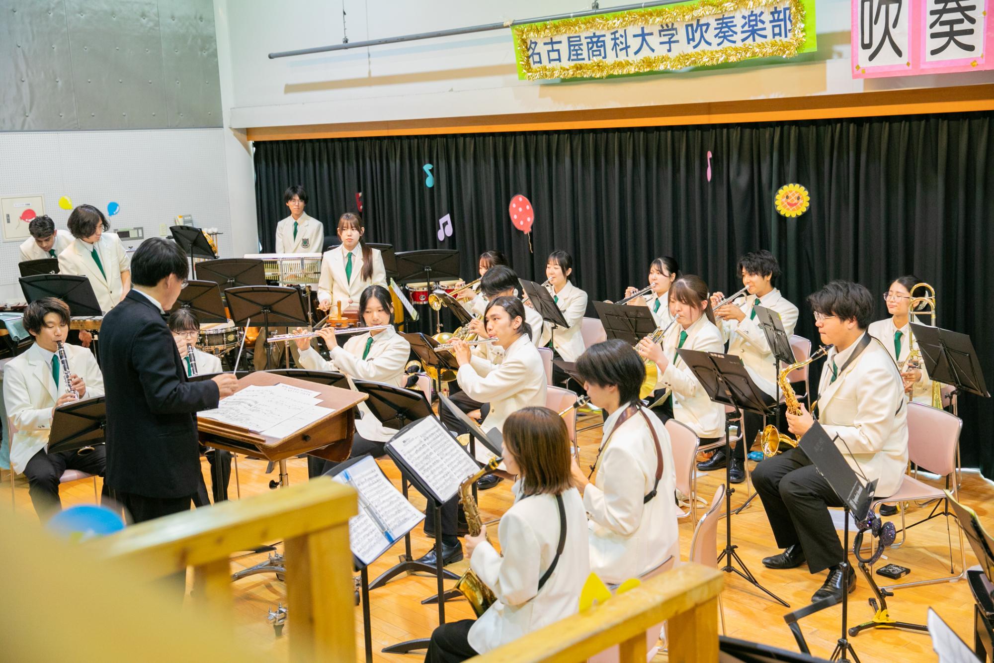 吹奏楽の演奏を行う大学生たちの写真