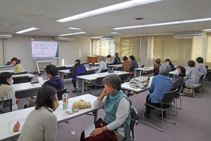 参加者同士でワークショップの応答訓練を行っている写真