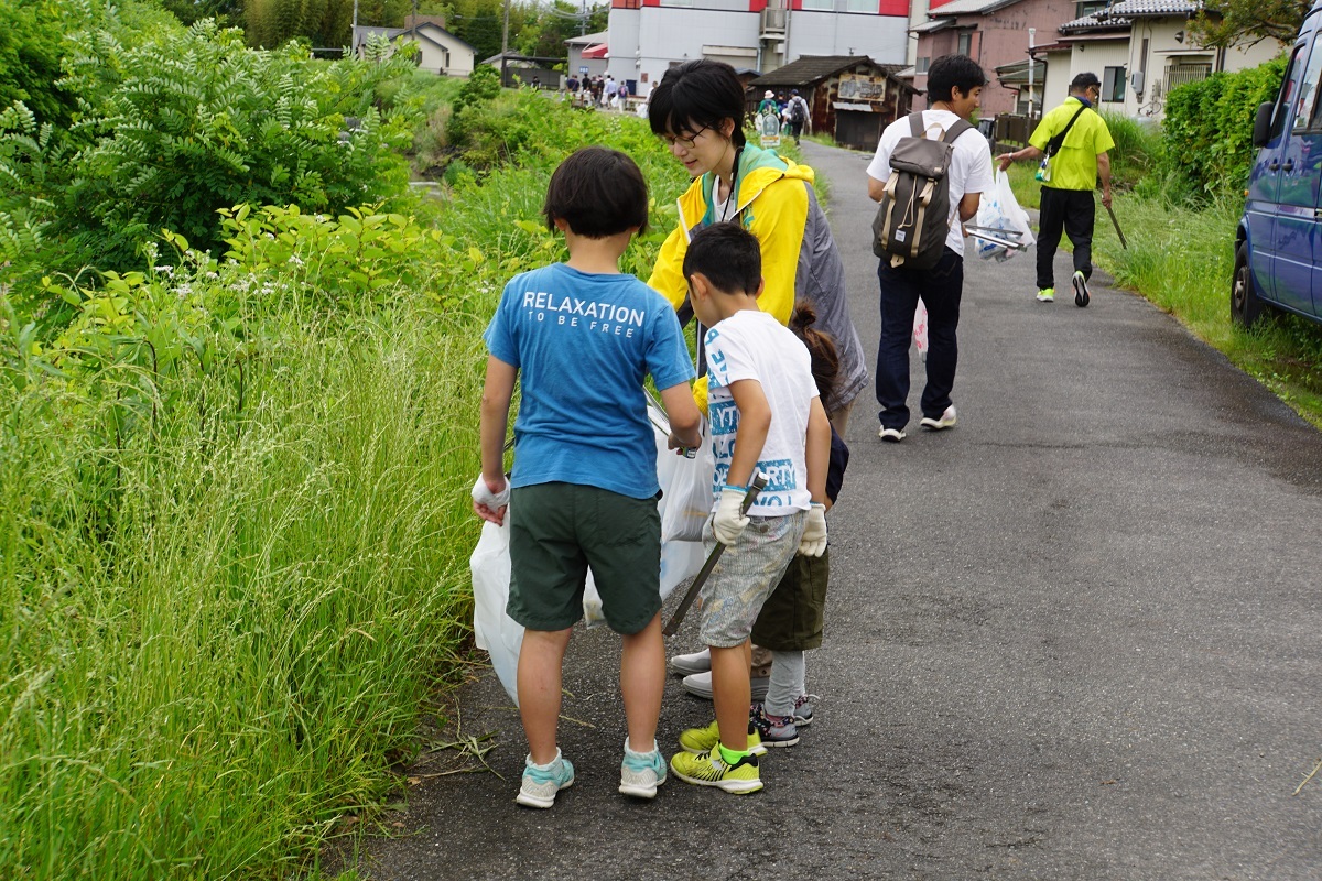 ごみ拾いを行う参加者の子どもたちの写真