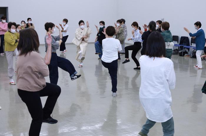 参加者が輪になって踊っている写真