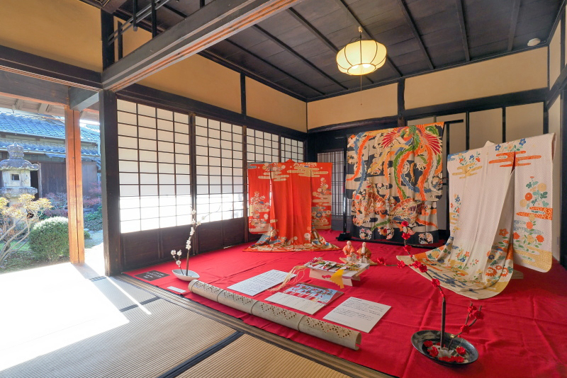 旧市川家住宅に展示された晴れ着と結納品の写真