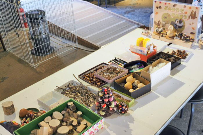 どんぐり工作の体験コーナーの写真