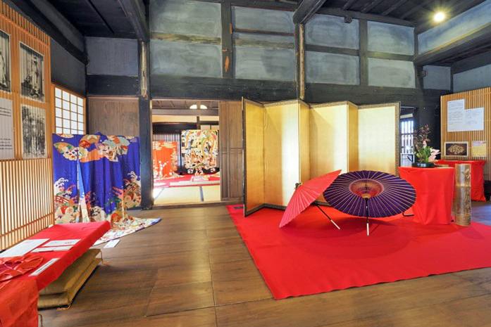 板の間に展示された金屏風とひもうせんの撮影コーナーの写真