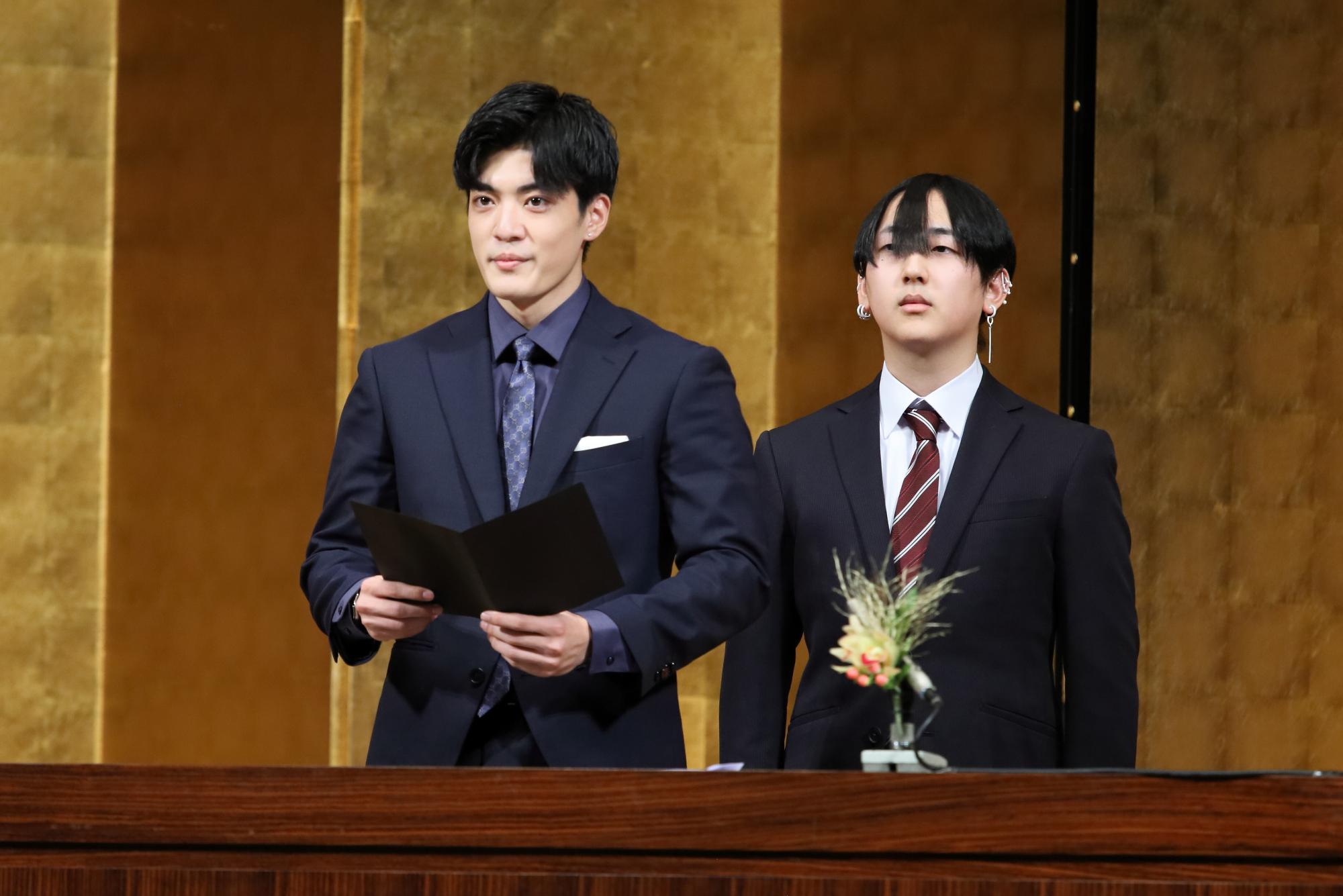 実行委員会の代表が壇上であいさつを行う写真