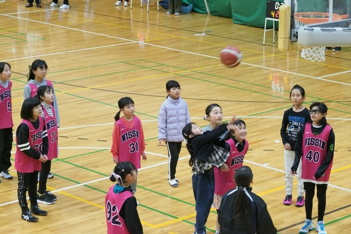 バスケットボールを楽しむ参加者の写真